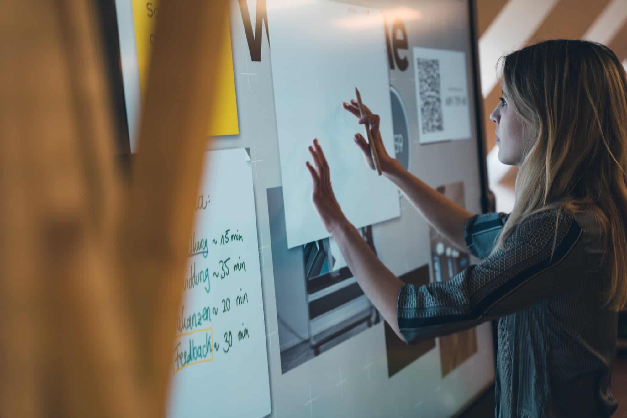 Cosima Vogel, Gründerin von Productive AI, bei einem KI-Training am Touchscreen